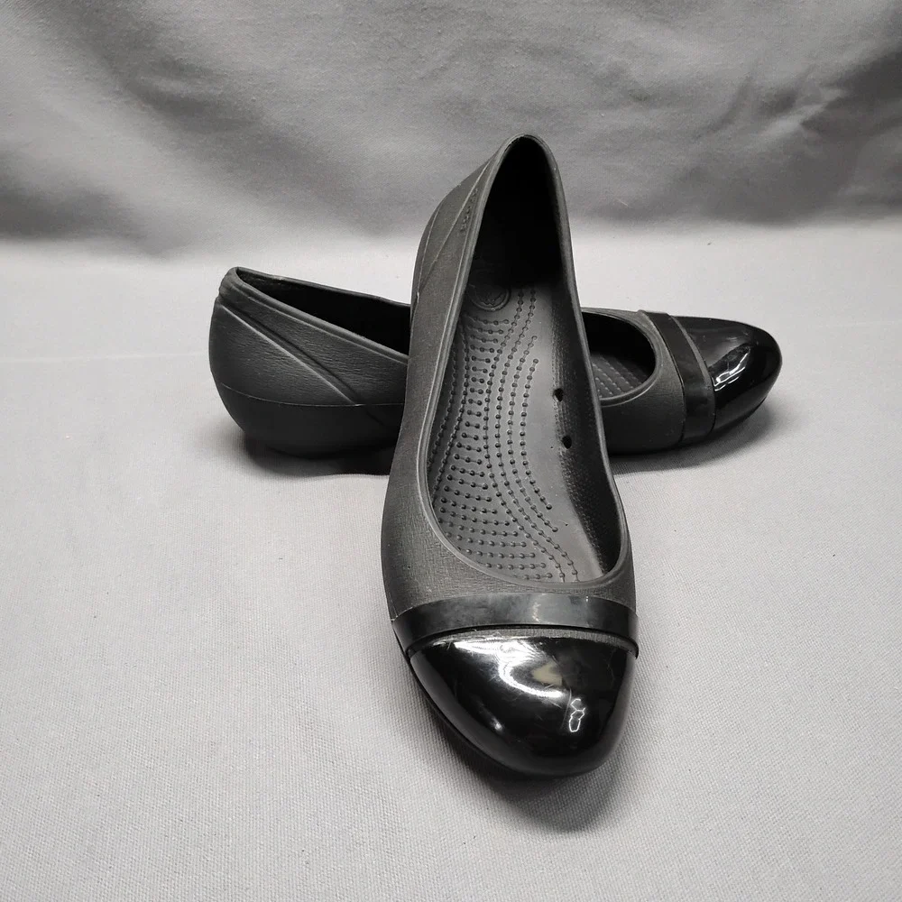 Crocs Womens 8 Cap Toe Flat Black Rubber Patent Cap Toe Slip On Shoes